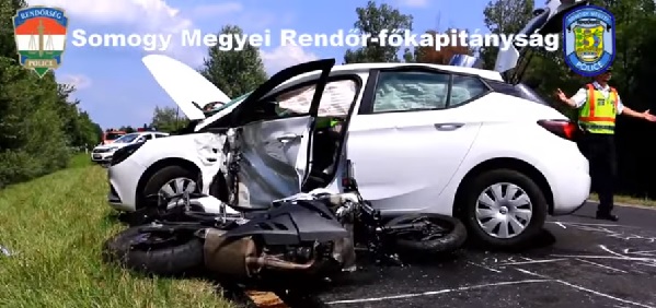 Video – Nem vette észre a 75 éves sofőr a motorost, halálos balesetet okozott