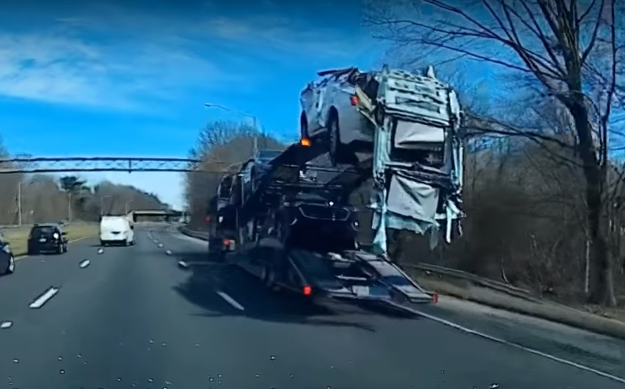 VIDEÓ: Autószállító trélert fejezett le a felüljáró