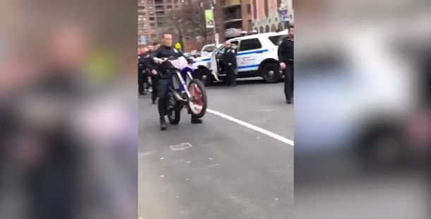Videó – Hatalmasat esett a lefoglalt motorral  New York-i Zsaru