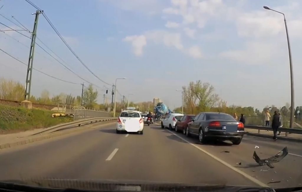 VIDEÓ: Több autó ütközött Csepelen, a Weiss Manfréd úton