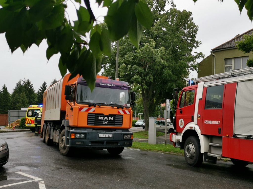 Videó – Kukásautó gázolt halálra egy asszonyt Szombathelyen