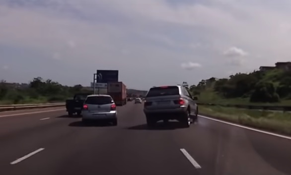 Videó – Ráhúzta a kormányt az autópályán a másikra, de hamar meg is bűnhődött