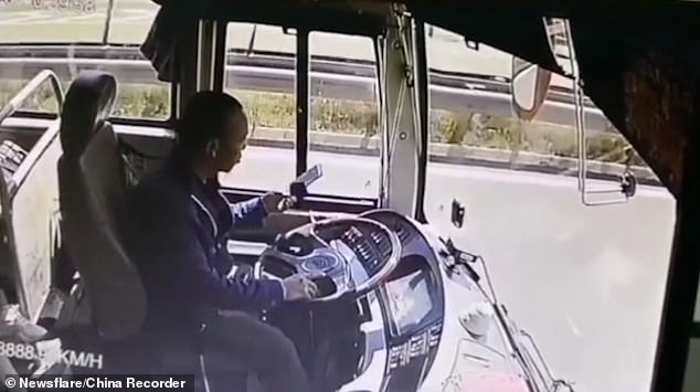 Videó – A mobilját bámulta, azért karambolozott a buszsofőr