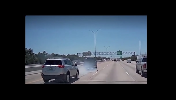 Videó – Keményen akart büntetni az autós, de még a büntetőfékezéshez sem volt elég ügyes