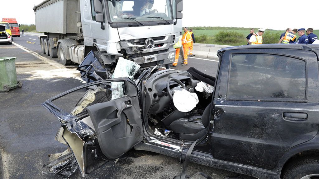 Egy rendőrnő halt meg az M2-es tragédiában Dunakeszinél