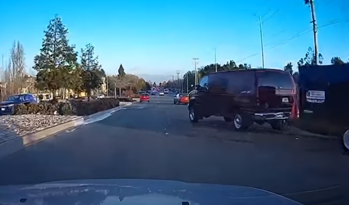 Videó – Átment a piroson, aztán fokozta a bajt az utánfutós furgon