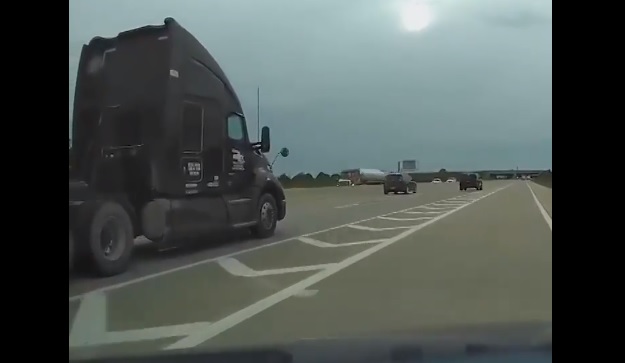 Videó – Kamion mellett hajtott fel az autópályára, aztán jött a baj