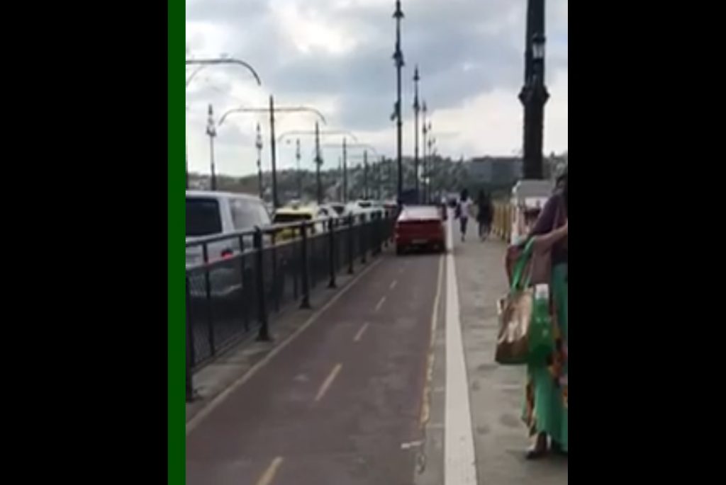VIDEÓ: A Margit híd kerékpársávján kelt át egy autós a hídon