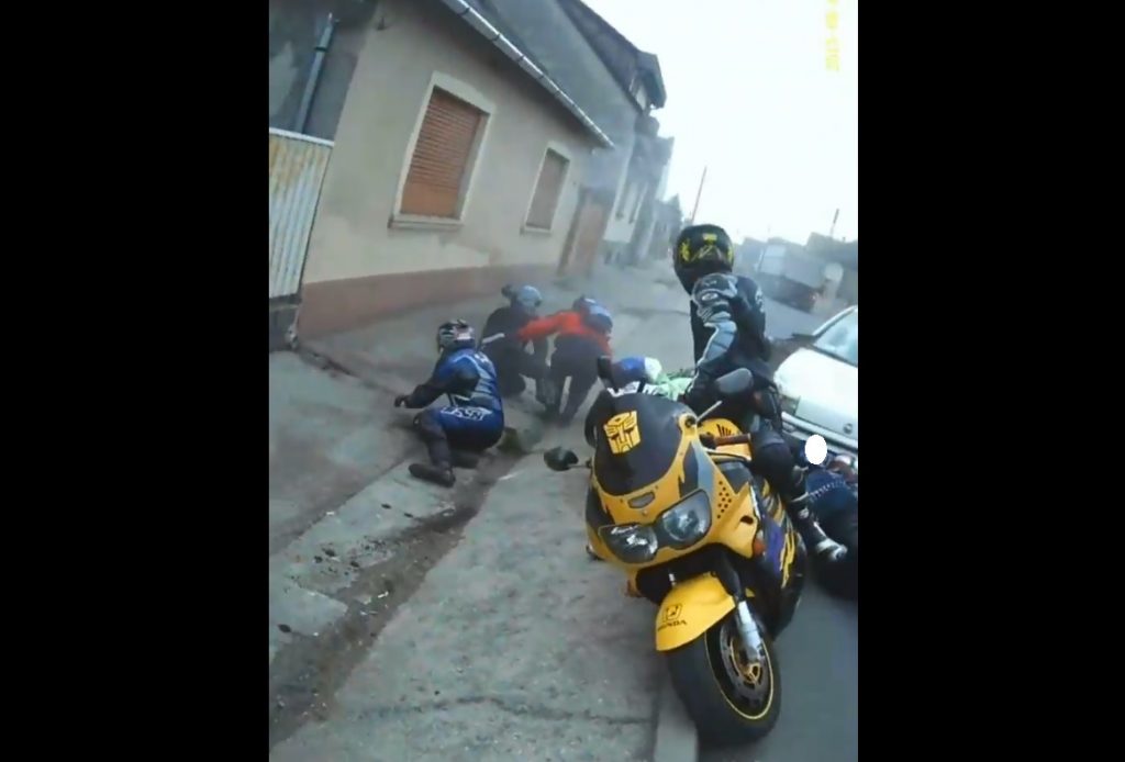 VIDEÓN, ahogy motorosok közé csapódott egy autó Dunapatajon