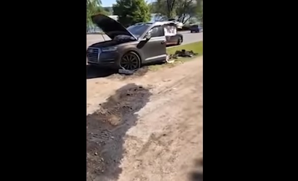 Videó – Szó szerint kettészakadt az Audi- a sofőr mégis saját lábán hagyta el a helyszínt