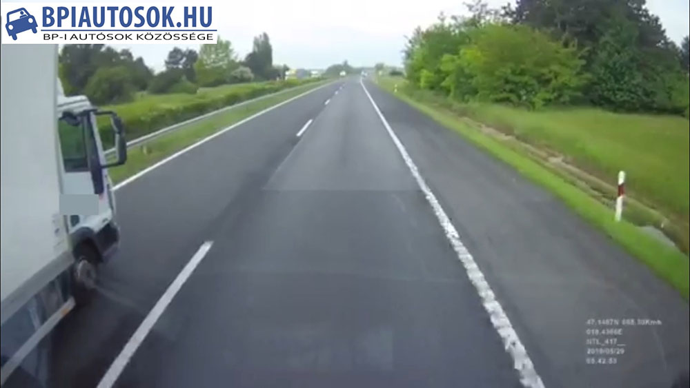 M7 videó: Megunta, ahogy a  teherautó előzi a kamiont