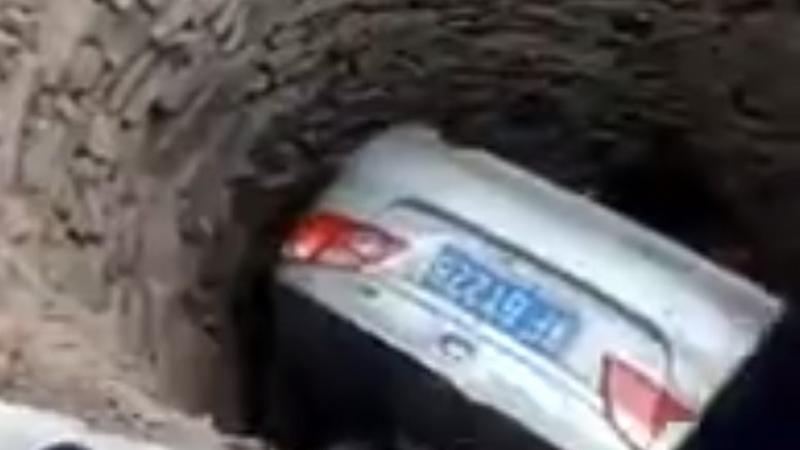Videó – Ezt vajon hogy sikerült? – Orral előre zuhant a kútba egy autó
