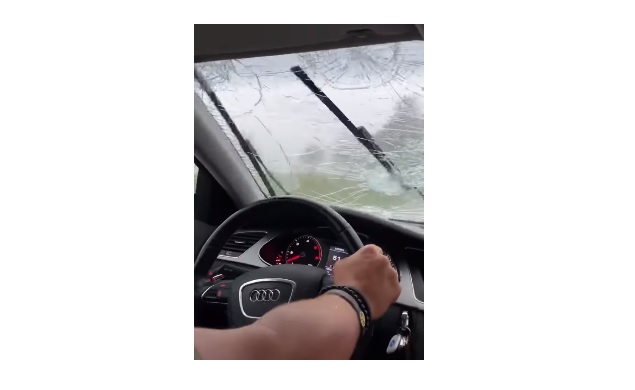 Videó – Tehetetlenül videózta míg teniszlabda nagyságú jégdarabok verték szét az autóját