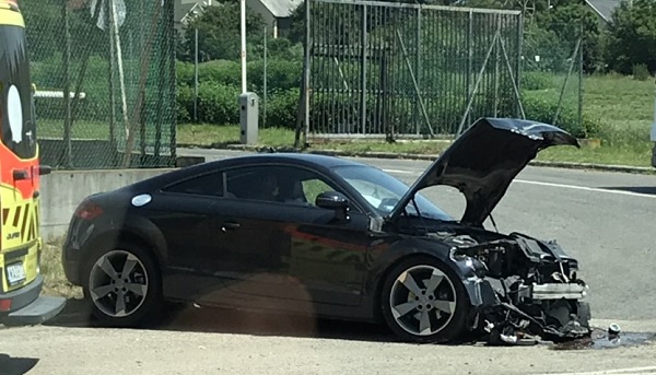 Fotók – Átszakította egy autós a szalagkorlátot a Ferihegyi Repülőtérre vezető úton