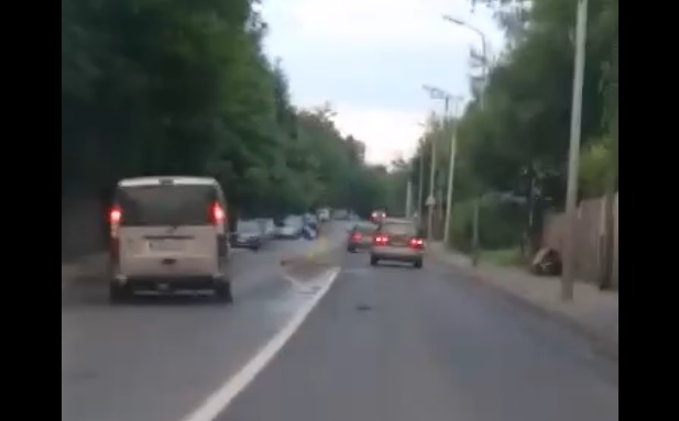 VIDEÓ: Teljesen kiszámíthatatlan, vélhetőleg ittas sofőrről készült felvétel a 11-es úton