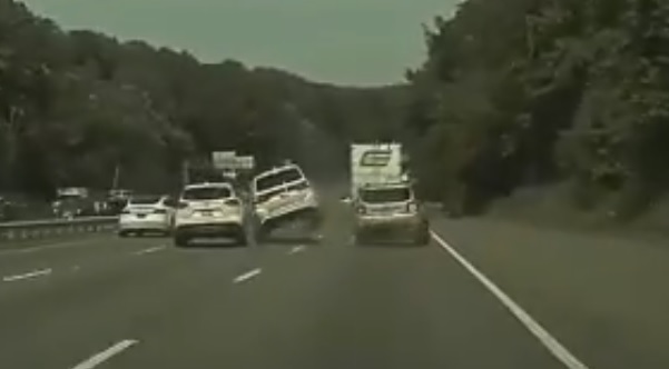 Videó – Nagy sebességgel ütközött a többi autóssal a sietős sofőr – Egy Tesla kamerája rögzítette az esetet