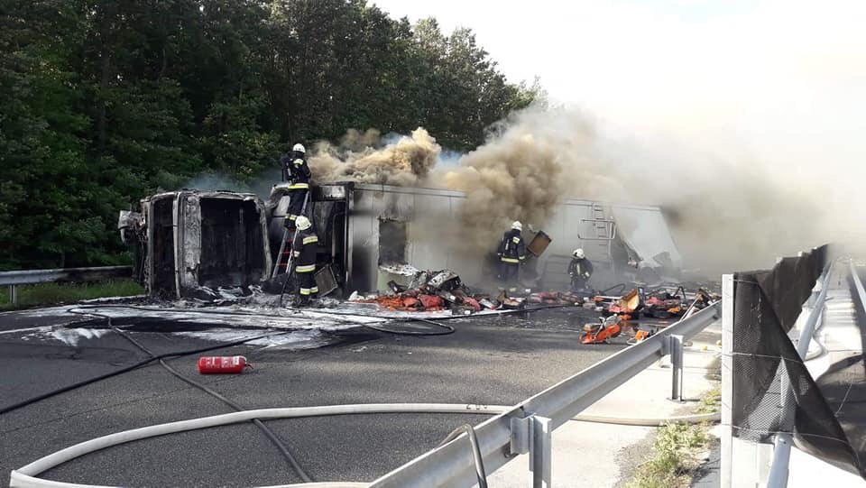 FOTÓK: Kigyulladt kamion miatt zárták le az M7-est