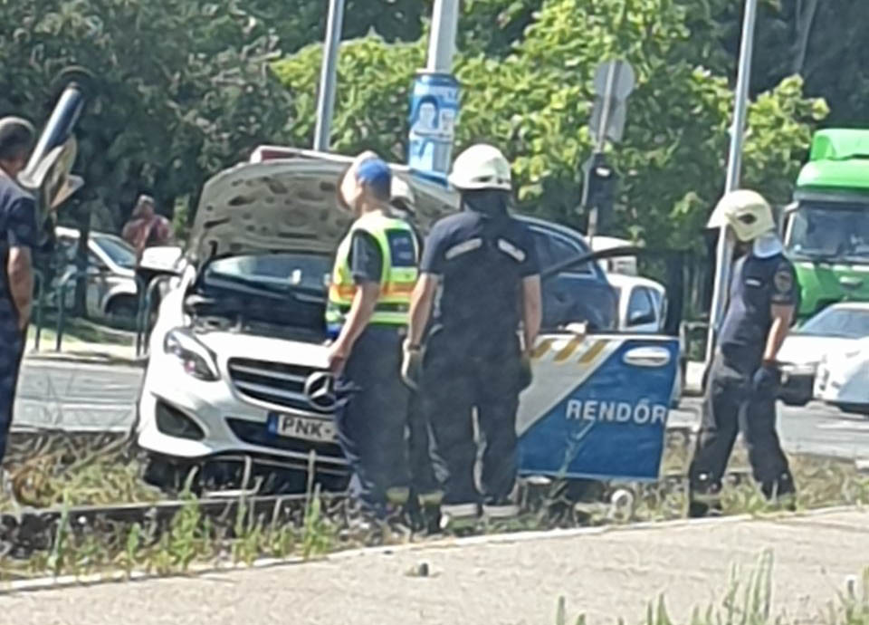 Rendőrautó ütközött a Könyves Kálmán körúton