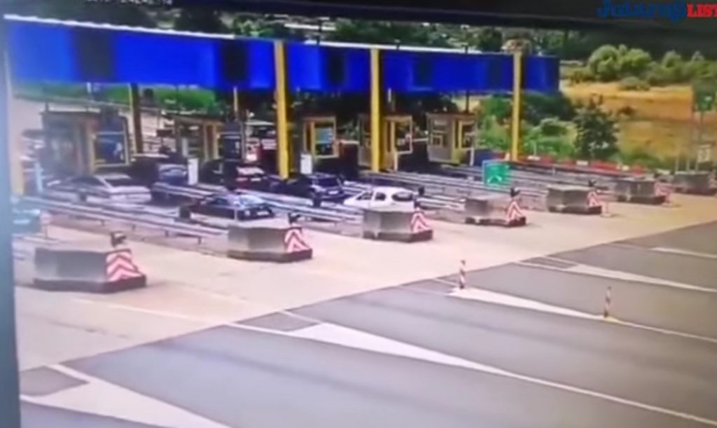 Videón, ahogy a BMW beleszáguld a magyar család kocsijába a horvát autópályán