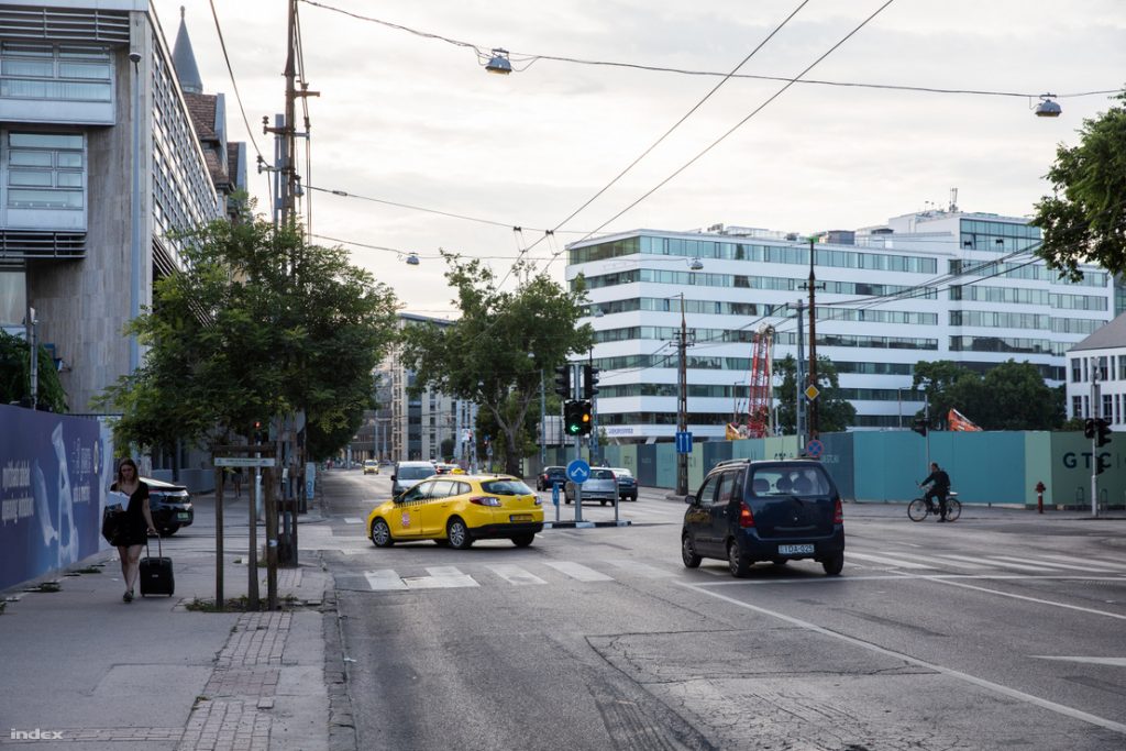 Jelzőlámpát tettek a kereszteződésbe, ahol M. Richárd karambolozott
