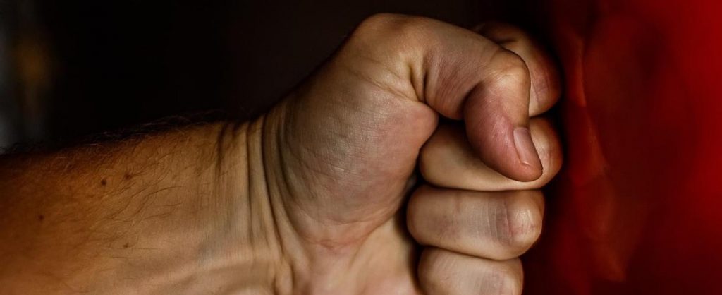 Karambol után kiszállt, majd megütötte a balesetet okozó fiatalt