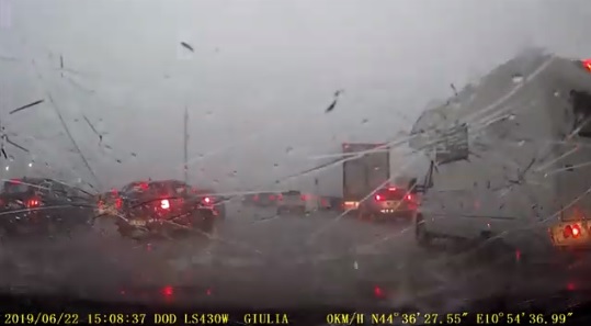 Videó – A legrosszabb érzés, mikor ülsz az autóban és azt rommá töri a jég