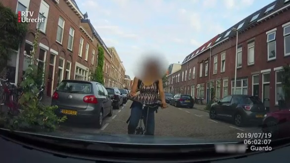 Videó – Július elsején Hollandiában betiltották a biciklin mobilozást, két héttel később megtörtént ez