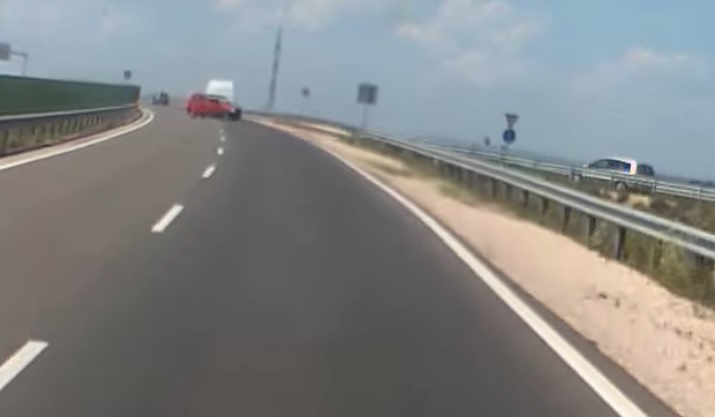 VIDEÓ: Ismét döbbenetes manővert rögzített egy autós