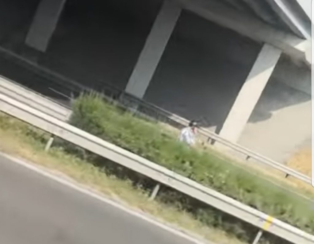 Videó – Robogóval, ráadásul forgalommal szembe haladt egy ferfi az autópályán
