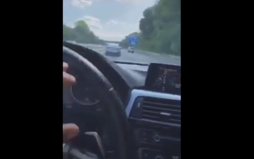 VIDEÓ: Ámokfutó idióta videózta magát az M7-esen