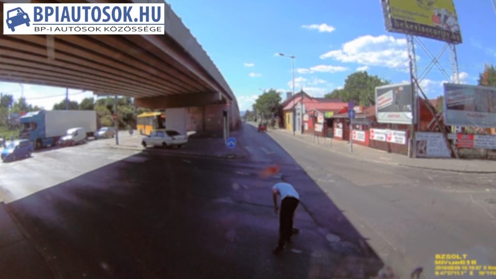 VIDEÓ: Kamion szaggatta le egy másik kamionos tükrét, majd elhajtott