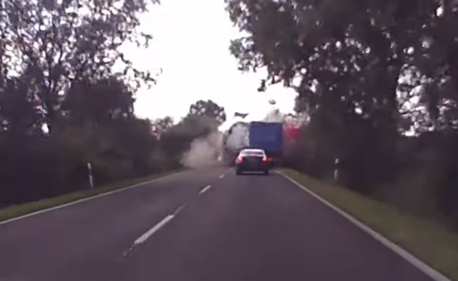 VIDEÓ: Két kamion frontális ütközése az 52-es főúton
