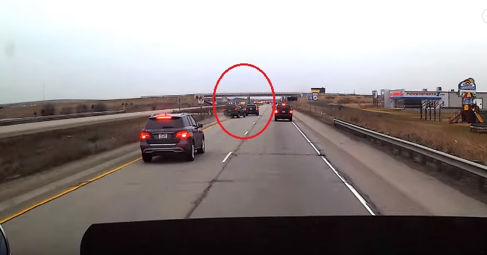 Videó – Ki volt az aljasabb, aki tolta az autóst, vagy aki elintézte a szitut egy kis fékezéssel?