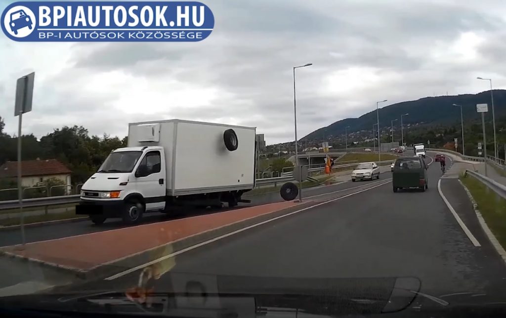 VIDEÓ: Lerepült a teherautó kereke az ürömi körforgalomban