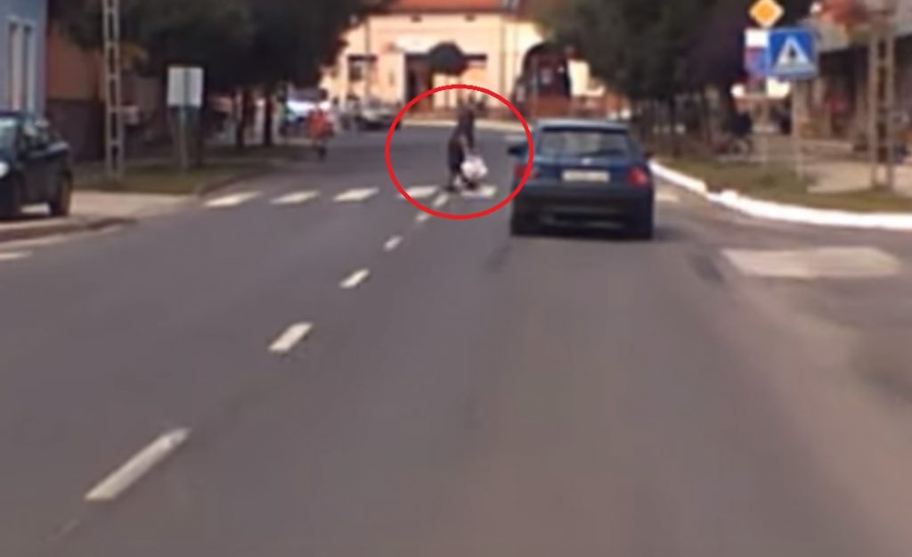VIDEÓ: Zebrán ütötték el az idős nőt. Fedélzeti kamera rögzítette