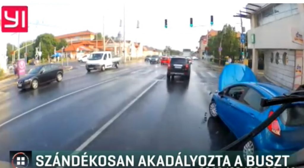 VIDEÓ: Szándékosan akadályozta a buszt a sofőr. Eljárás indult ellene