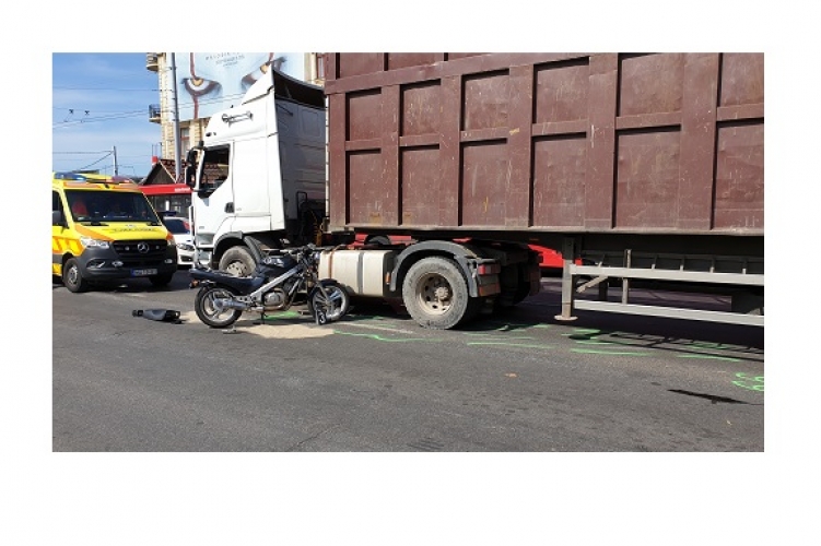 Kamion és motoros ütközött a Kerepesi úton – a motoros utasa életét vesztette