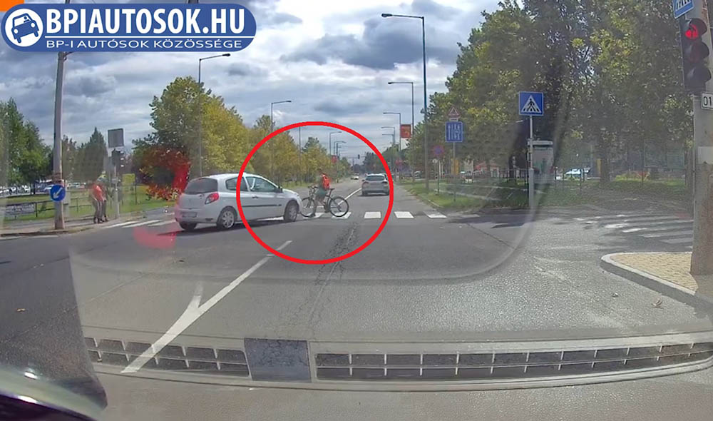 Autós kamera rögzítette Gödöllőn, ahogy elütik a kerékpárost