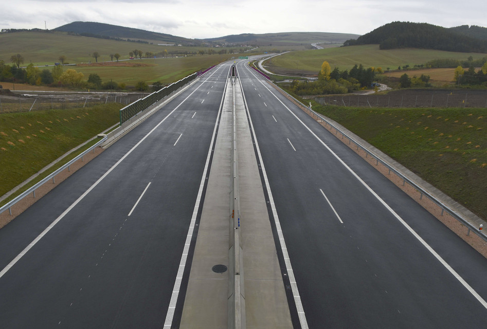 Szlovák kísérlet: 140-re emelik az autópályákon a sebességhatárt