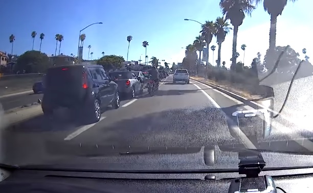 Videó – Le akarta rúgni az autó visszapillantóját a motoros, de a karma ismét jelen volt
