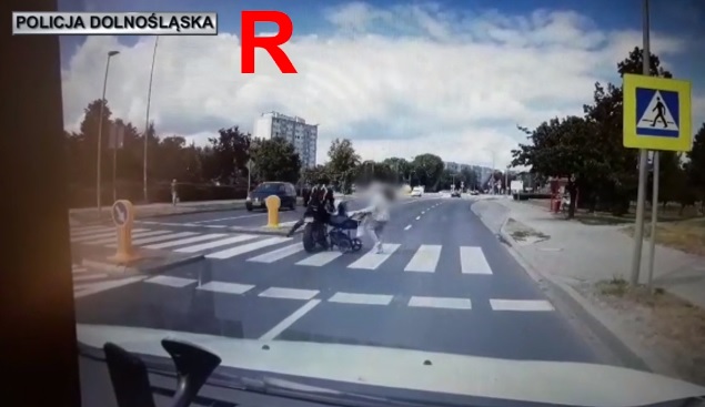 Videó – Zebrán sodorta el a babakocsit a motoros, aztán egy pillanatra visszanézett és ment tovább