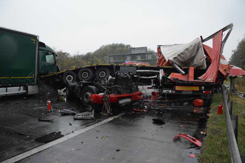 Fotók: Nagyon durva volt ez a mai baleset az M0-áson