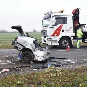 Fotók: A VW hátulja az úttestre csapódott, az eleje egy bokor mellett állt meg.