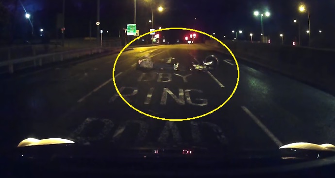 Videó – Hamar felugrott az „elgázolt” bringás, amikor megtudta, kamera van a “gázoló” kocsijában