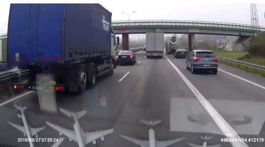 Videó – Büntetőfékezéssel megleckéztetni egy teherautóst. Remek ötlet
