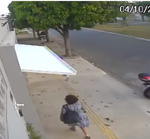 Videó – Egy laza mozdulattal zárta be a járókelőt a garázsába a motoros