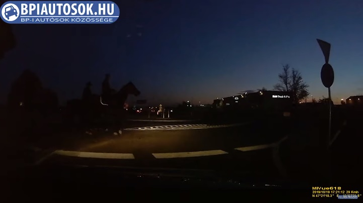Videó – Kivilágítatlan lovasok a körforgalomban – Ebből komoly baleset is lehetett volna
