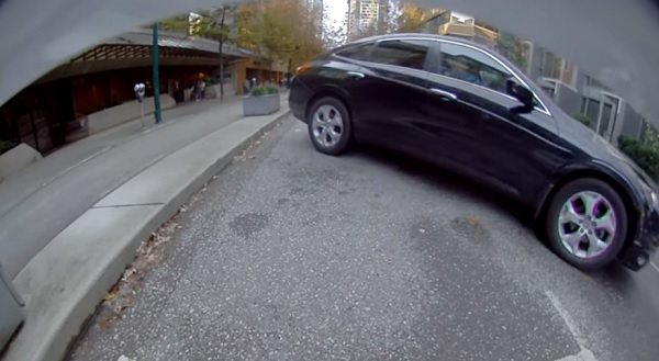 Videó – Ártatlan parkolásnak indult, aztán a feje tetején landolt a “megvadult” autó