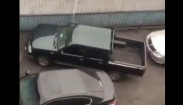 Videó – Ahogy a pickupos  kiszedi ebből a „résből” a kocsit, attól a szavunk eláll