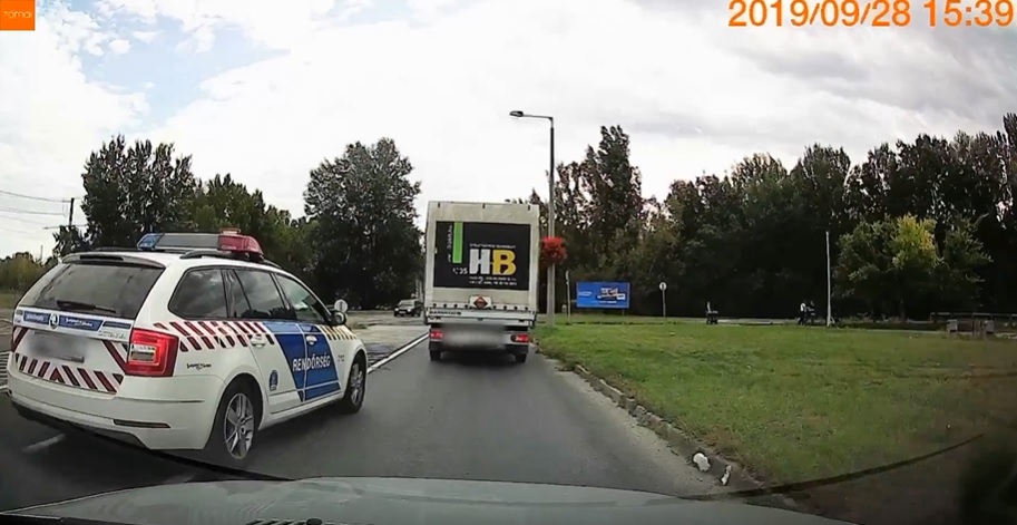 VIDEÓ: Le mernéd így dudálni a szabálytalankodó rendőrt?